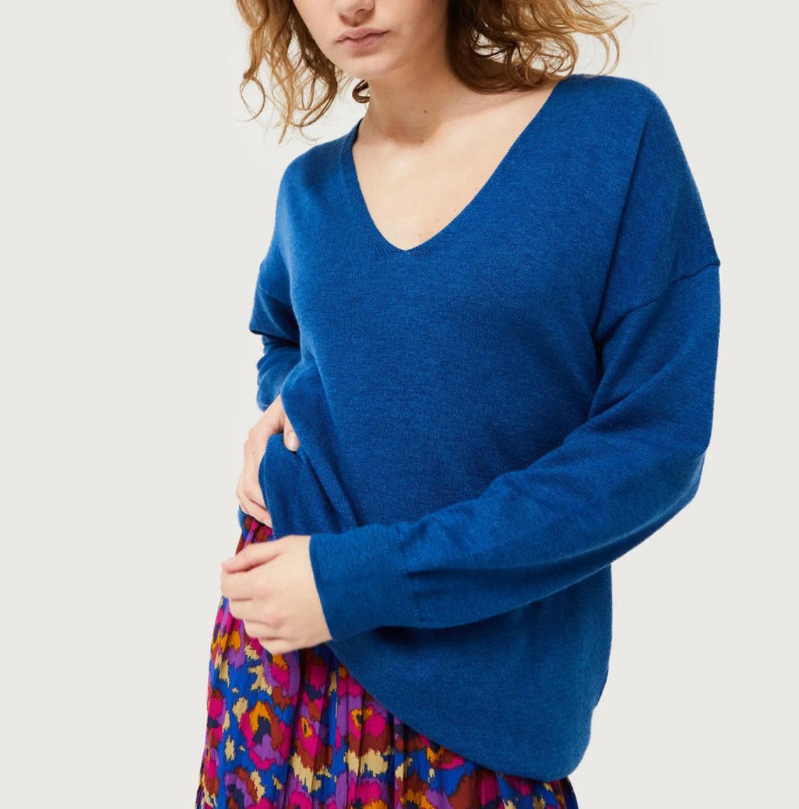 Maglione blu con scollo a V