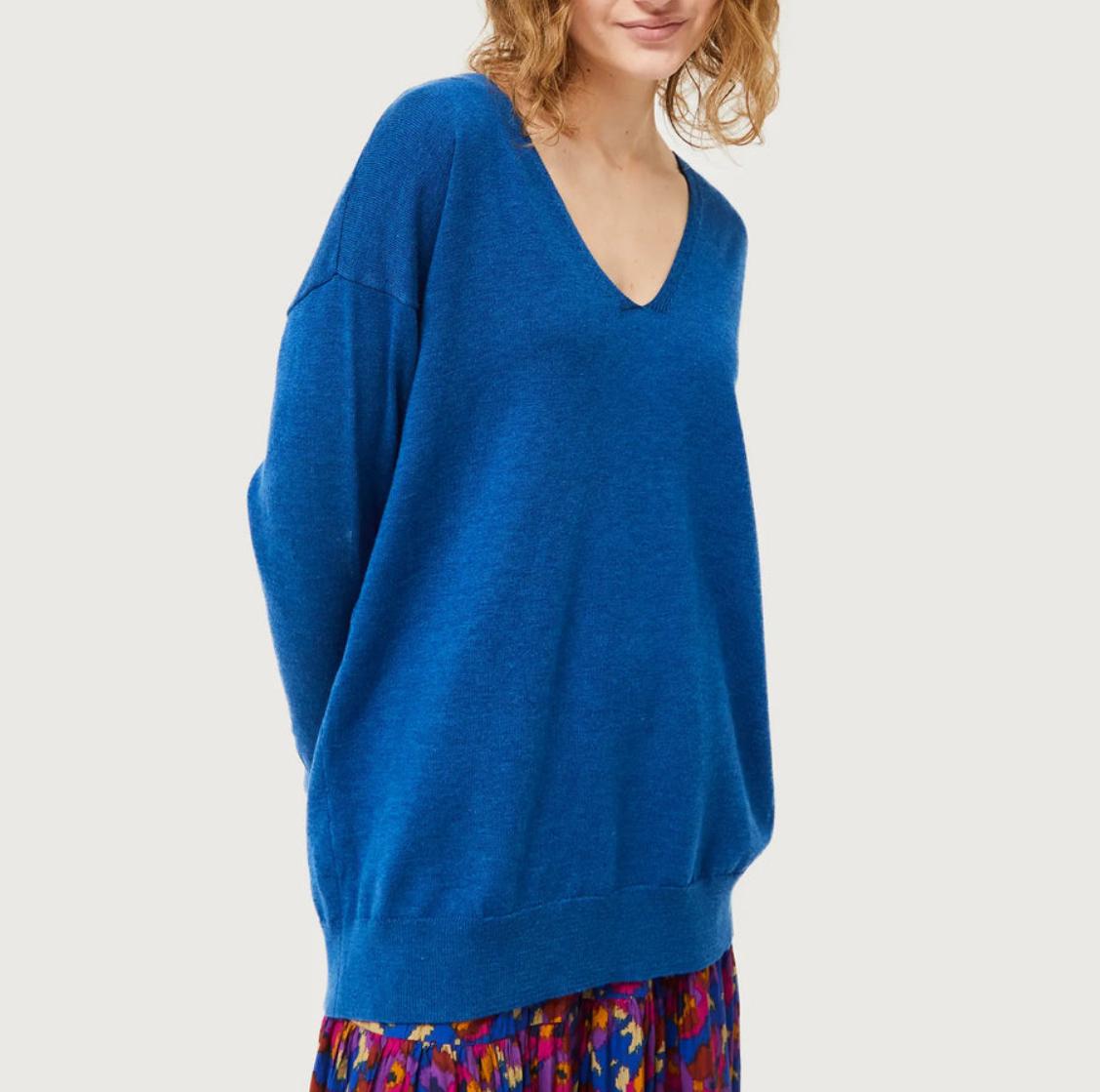 Maglione blu con scollo a V